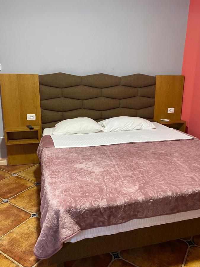 Pilo Lala Hotel Lushnjë Esterno foto